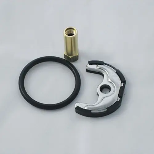 Ein Befestigungssatz bestehend aus einer chromierten Halterung, einem schwarzen O-Ring und einer goldfarbenen Verbindung, geeignet für Kludi Kitchenline Produkte.